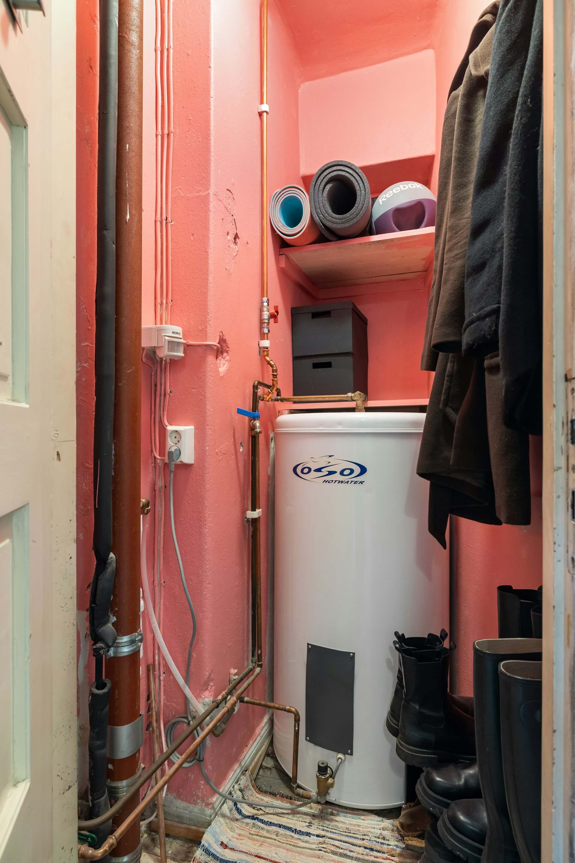 Hot water cylinder installation